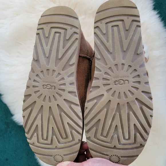 Ugg Boots Women's Bailey Button Triplet. Tan Size 10. - Picture 4 of 10